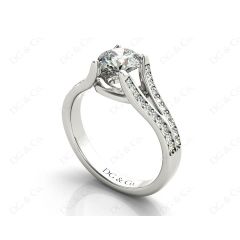 Round Cut Diamond Ring with Four Claws set centre stone in Platinum