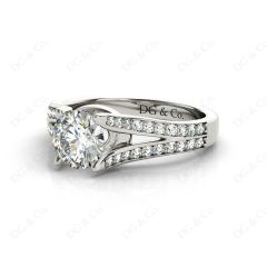 Round Cut Diamond Ring with Four Claws set centre stone in Platinum