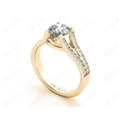 Round Cut Diamond Ring with Four Claws set centre stone in 18K Yellow