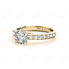 Round Cut Four Claws Set Diamond Ring with Channel Set Side Stones in 18K Yellow