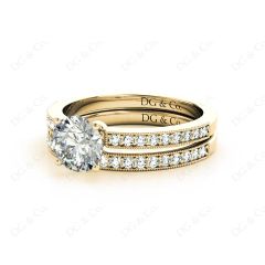 Round cut diamond wedding set rings with four claws setting in 18K Yellow