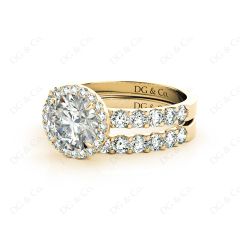 Round Cut Halo Diamond Wedding Rings Set with Four Claws Centre Stone Setting in 18K Yellow