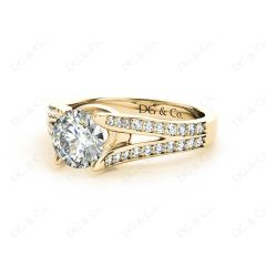 Round Cut Diamond Ring with Four Claws set centre stone in 18K Yellow