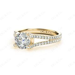 Round cut diamond ring with claw set centre stone in 18K Yellow