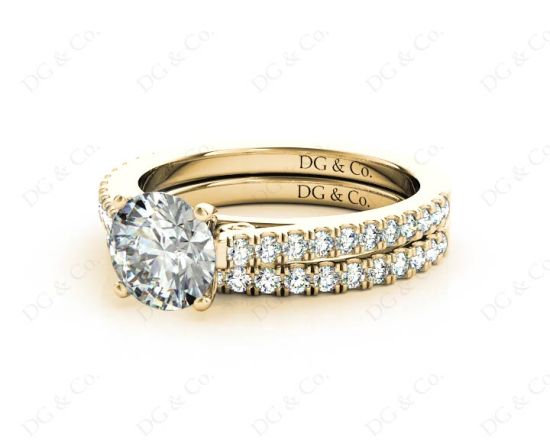 Round cut diamond wedding set rings with four claws setting in 18K Yellow